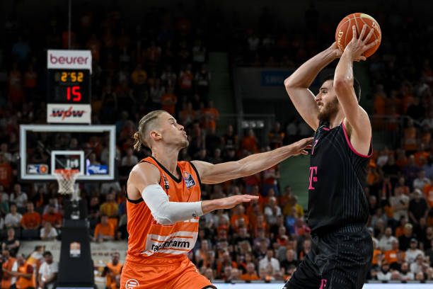 人及相关管 人及相关管